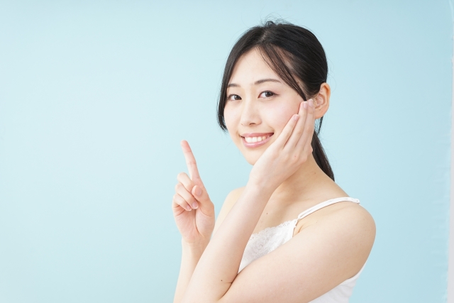 白い歯の女性