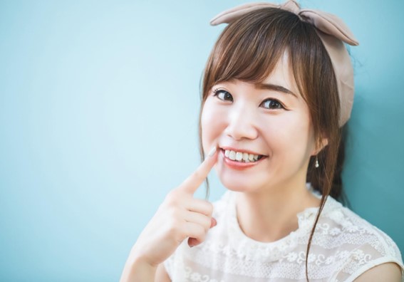 白い歯の女性