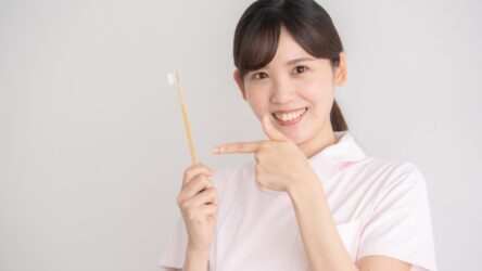 歯ブラシを持つ歯科衛生士